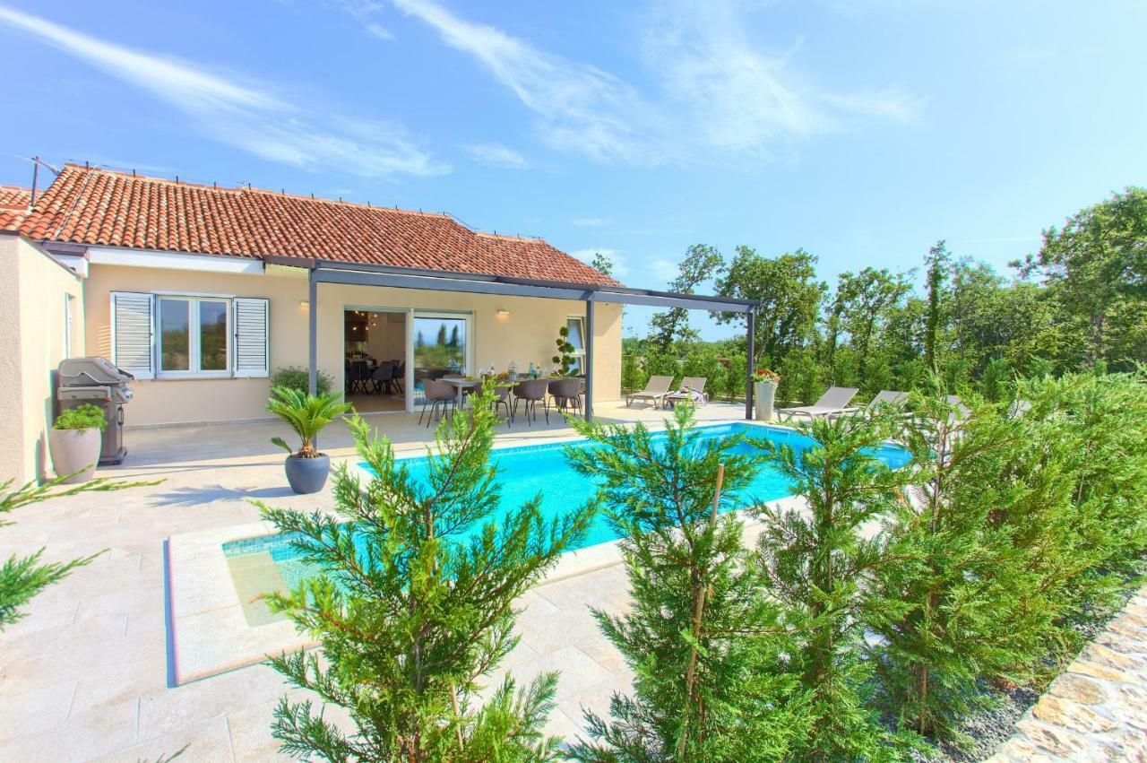 Holiday Home Elegant Vrh  エクステリア 写真