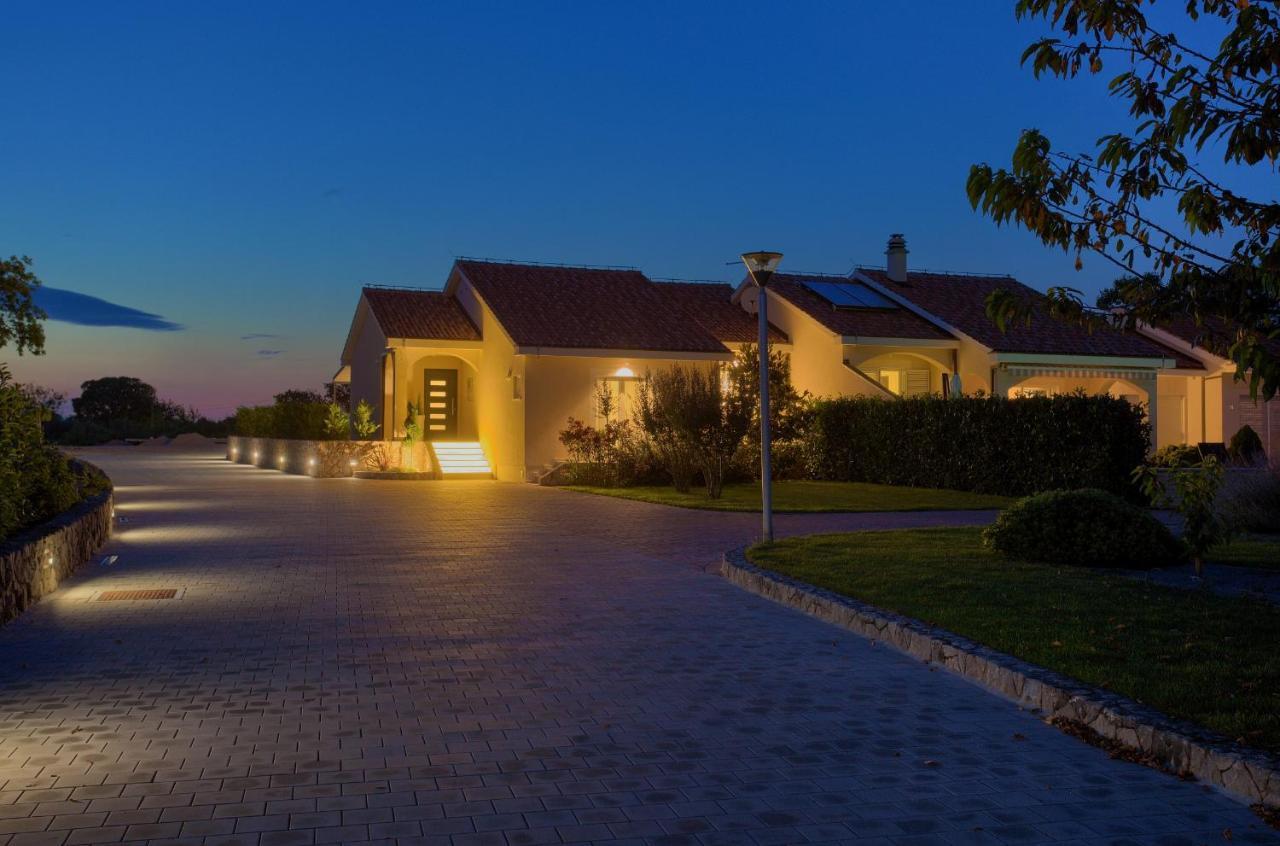 Holiday Home Elegant Vrh  エクステリア 写真